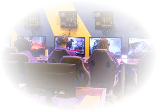 E-sportolók, akik egy csapatjáték során egymás mellett versenyeznek professzionális játékállomásokon.